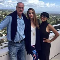 10 Foto Khas Ibunda Cinta Laura, Tangan di Pinggang dan Pakai Kacamata Gelap