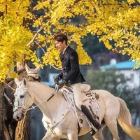 10 Foto Lee Min Ho Syuting Drama Barunya, Tampil Ganteng Bak Pangeran Berkuda Putih