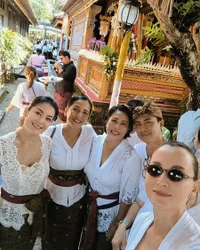 10 Foto Lulu Tobing Hadiri Upacara Pelebon, Cantik Berkebaya Bali - Wajah Awet Muda Curi Perhatian