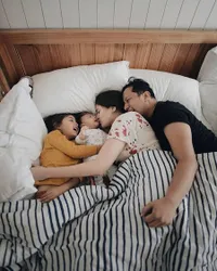 10 Foto Manis Keluarga Ringgo Agus Rahman dan Sabai Morscheck dengan Dua Anak, Bahagia dan Harmonis!