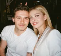 10 Foto Mesra Brooklyn Beckham & Nicola Peltz yang Bikin Baper Fans, Romantis Banget!