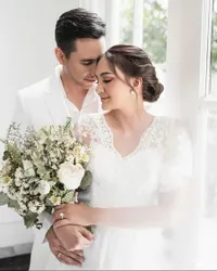 10 Foto Mesra Donna Agnesia dan Darius Sinathrya Bareng Rio Motret, Romantis Pakai Baju Pengantin Serba Putih