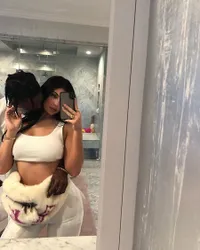 10 Foto Mesra Travis Scott yang Masih Belum Dihapus dari Instagram Kylie Jenner