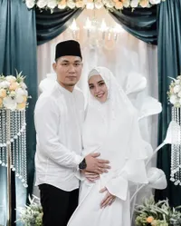10 Foto Monica Imas Istri Rizal Armada Ketika Berhijab, Cantik Memesona!