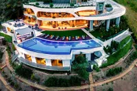 10 Foto Penampakan Rumah Baru Travis Scott, Mewah 3 Lantai - Desain Keren Bak Resort