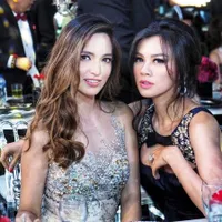 10 Foto Perbandingan Gaya Nia Ramadhani dan Adinda Bakrie, Sama-Sama Cantik dan Hot Mom!