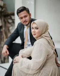 10 Foto Prewed Sederhana Kesha Ratuliu & Adhi Permana, Hujan-Hujanan Romantis Hingga Ngopi di Cafe