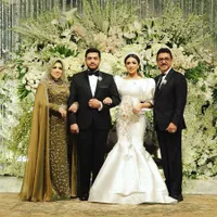 10 Foto Resepsi Pernikahan Cucu Elvy Sukaesih, Mewah Banget