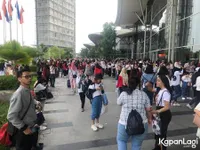 10 Foto Ribuan EXO-L Padati Lokasi Konser EXO di Jakarta Dari Subuh!