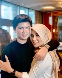 10 Foto Sean Putra Sulung Olla Ramlan, Makin Ganteng di Usia Hampir 15 Tahun - Bak Kakak Beradik dengan Sang Mama