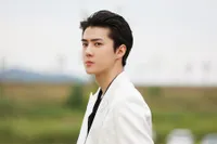 10 Foto Sehun EXO Pakai Jas, Terlalu Tampan Buat Hati yang Rapuh