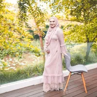 10 Foto Selebriti Pamer Baby Bump, Makin Cantik dan Tampil Keibuan