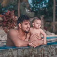10 Foto Shirtless Ammar Zoni Saat Momong Baby Air, Jadi Hot Daddy Pamer Tubuh Kekar