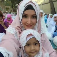 10 Foto Siti Rahlia, Putri Inneke Koesherawati yang Cantik Berhijab dan Fotogenik