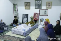 11 Foto Suasana Haru Rumah Duka Ade Irawan, Dihadiri Keluarga dan Rekan Selebriti