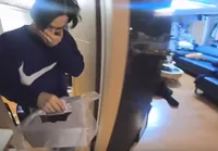 10 Foto Sudut Lain dari Dorm EXO, Sepatu Berserakan dan Botol Belum Dibuang Bikin Kamu Ingin Bantu Beres-Beres