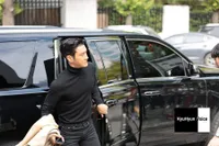 10 Foto Terbaru Choi Siwon, Tampak Mewah dan Elegan Sambil Bawa iPhone 11