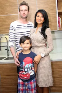 10 Foto Terbaru Mantan Suami Farah Quinn, Bartender Kece Bertato dan Sudah Nikah Lagi