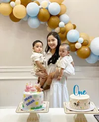 10 FOTO Ultah Pertama Sudais dan Suhail Si Kembar Anak Tistha Nurma dan Afif Kalla, Cemong Belepotan Nggemesin!