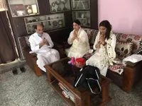 10 FOTO Upacara Tabur Abu Sushant Singh Rajput di Sungai Gangga, Keluarga Tak Bisa Tahan Duka