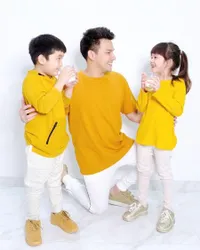 10 Foto Zac dan Zoe Anak Kembar Jonathan Frizzy yang Makin Gede, Fashionable - Romantis Saling Menyayangi