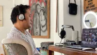 10 Gaya Selebriti Saat Jalani WFH, Ada yang Tetap Pakai Outfit Kece - Kantor Pindah ke Kolam Renang