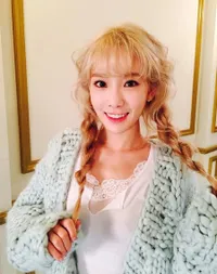 10 K-Pop Idol Cewek Tampil Cute & Stylish Dengan Gaya Rambut Dikepang Dua: Nayeon TWICE, Taeyeon SNSD, Sampai Jennie BLACKPINK!