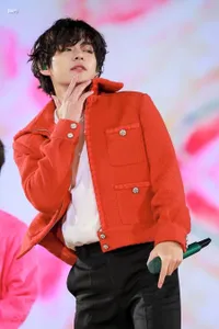 10 K-Pop Idol Cowok Tampil Stylish Pakai Jaket Tweed, Ada Cha Eun Woo Sampai Jimin BTS