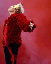 10 Kostum G-Dragon Terbaik di Konser Ubermensch, Fashionable Penuh Warna #MusicOfTheMonth