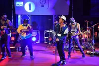 10 Lagu Dari Artis Dunia Yang Pernah Di-cover Bruno Mars