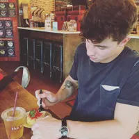 10 Lirik Shawn Mendes Yang Bikin Caption Instagram Jadi Sempurna