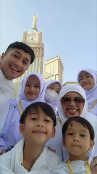 10 Momen Kebersamaan Irfan Hakim dan Keluarga Besar Rayakan Hari Raya Idul Fitri Beribadah di Tanah Suci Mekkah
