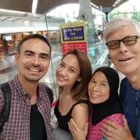 10 Momen Kenangan Manis Ashraf Sinclair Bareng Ayah dan Ibu yang Jarang Tersorot, Sosok Pria yang Dekat dengan Keluarga