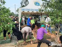 10 Momen Proses Pemakaman Jenazah Ibunda Annisa Bahar Meski Liang Lahat Tergenang Air dan Lumpur