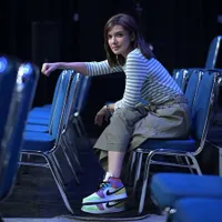 10 OOTD Keren Najwa Shihab yang Juga Pecinta Sneakers, Selalu Modis Dipakai Segala Suasana