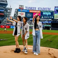 10 Potret aespa Lempar Bola Pertama di Laga New York Yankees, Bidadari Lapangan Cantik Pakai Jersey Baseball