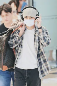 10 Potret Airport Fashion V BTS Sepulang dari Jepang, Curi Perhatian Tenteng Tas Sebesar Harapan Orangtua