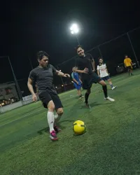 10 Potret Aksi Ariel NOAH Saat Main Sepak Bola, Sempat Kena Gocek Lawan - Pesonanya Bikin Meleleh!
