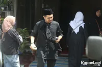 10 Potret Angger Dimas Berurai Air Mata Jelang Pemakaman Ibunya, Sempat Ungkap Kronologi Meninggalnya Mendiang - Idap Kanker Sejak Tahun 2023