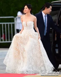 10 Potret Artis Best Dressed di Red Carpet The 2nd Blue Dragon Series Awards, Yoona Girls Generation - Song Hye Kyo Super Stunning!