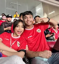 10 Potret Artis Dukung Timnas Indonesia di GBK, Umi Pipik Semangati Menantu - Lesti dan Rizky Billar Ajak Levian