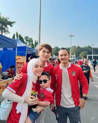 10 Potret Artis yang Turut Dukung Timnas di GBK, Ada Aaliyah Massaid dan Thoriq Halilintar yang Tampil Mesra - Fitri Carlina Semangat Nyanyikan Yel-Yel
