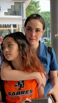 10 Potret Arumi Bachsin Bareng Putrinya yang Makin Cantik & Beranjak Besar, Vibesnya bak Kakak Adik