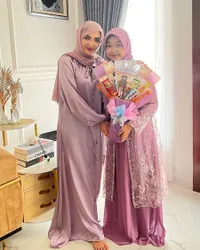 10 Potret Ashanty Dampingi Aulia Wisuda SD di Pesantren, Bangga dengan Prestasi Sang Anak Asuh - Bakal Tuntun Sampai Sukses