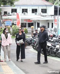 10 Potret Asri Welas Tak Kuasa Tahan Tangis Saat Hadiri Sidang Cerai dengan Suami, Ungkap Penyebab Kandasnya Pernikahan 17 Tahun