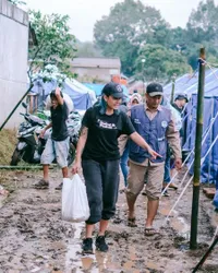 10 Potret Awkarin Jadi Relawan untuk Bantu Korban Gempa Cianjur, Gayanya Disebut Macho - Panen Pujian dari Netizen