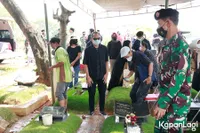 10 Potret Ayah Indra Birowo Saat DIkebumikan, Banyak Memori Indah yang Selamanya Akan Terkenang