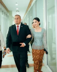 10 Potret Azizah Salsha Dampingi Sang Ayah Saat Pelantikan Jadi Anggota Dewan, Cantik Berkebaya - Absennya Cincin Kawin Jadi Sorotan