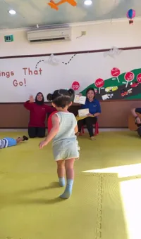 10 Potret Baby Guzel Hari Pertama Sekolah, Semangat dan Berani Berekspresi di Kelas - Cantik Kayak Boneka