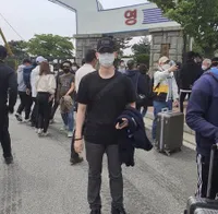 10 Potret Baekhyun EXO Berangkat Wajib Militer, Diantar Sang Kakak - Tutupi Kepala Botak Pakai Topi